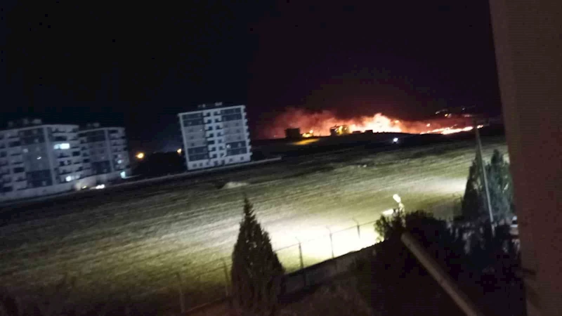 Diyarbakır’da anız yangını TOMA ve itfaiye ekiplerinin müdahalesiyle söndürüldü

