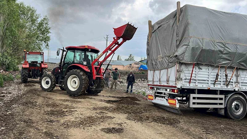 Kars’ta çamura saplanan tır köylülerin yardımıyla kurtarıldı
