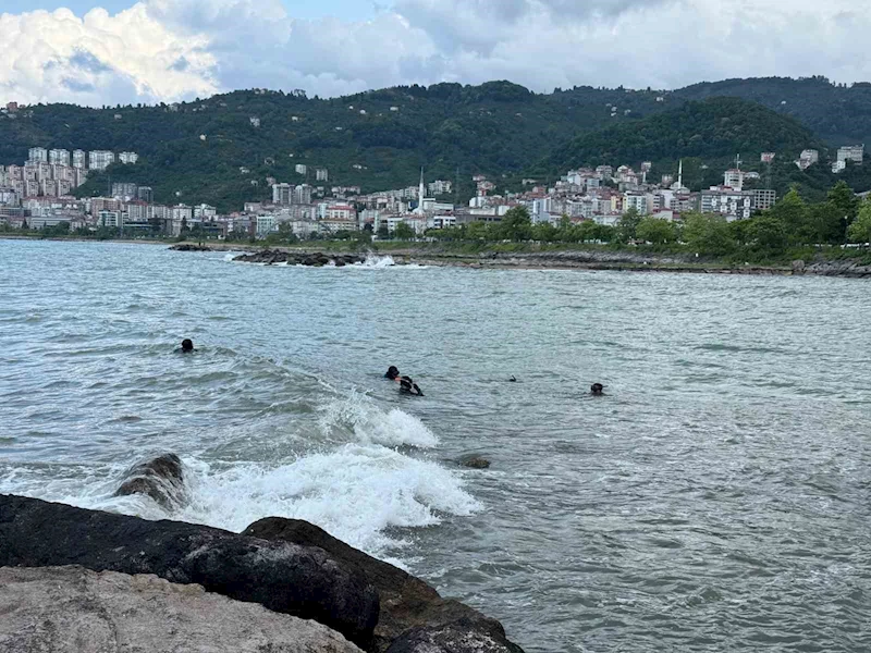 Giresun’da denizde akıntıya kapılan çocuğu arama çalışmaları sürüyor
