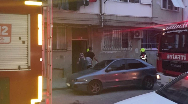 Edremit’te apartman girişinde motosiklet yangını paniği
