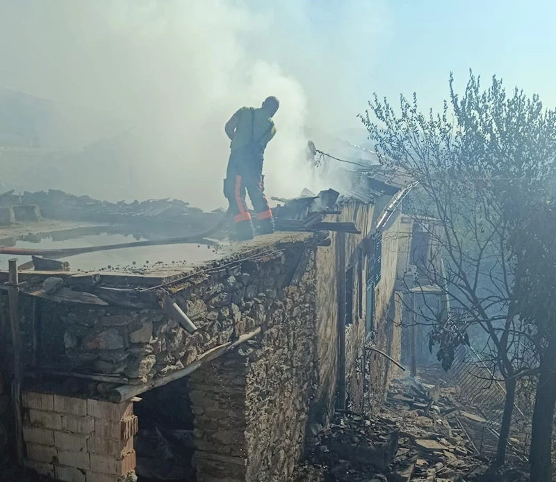 Malatya’da örtü yangını: İki ev kül oldu
