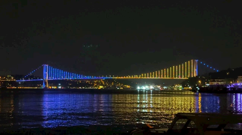 Köprüler sarı-lacivert renklerle ışıklandırıldı
