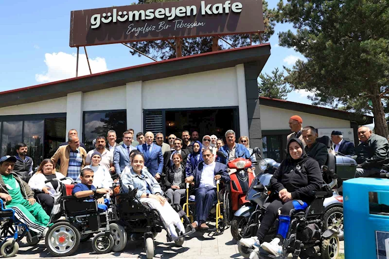 Başkan Sekmen ‘Arzuhal Günleri’nde engellilerin sorunlarını dinledi

