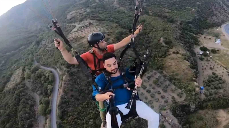 Paraşütte klarnet çaldı
