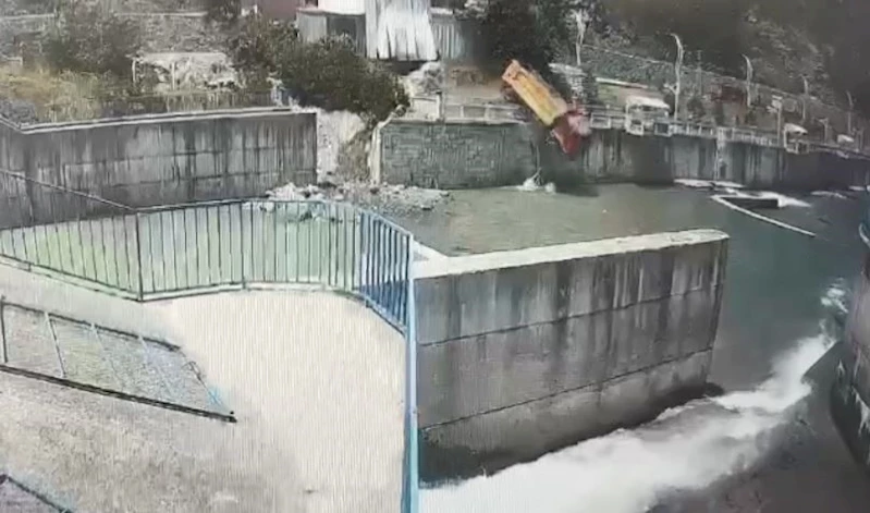Kamyon dereye uçtu, kaza anı kamerada
