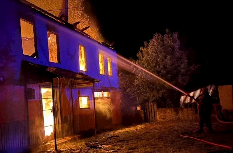 Karabük’te 2 katlı ev alevlere teslim oldu
