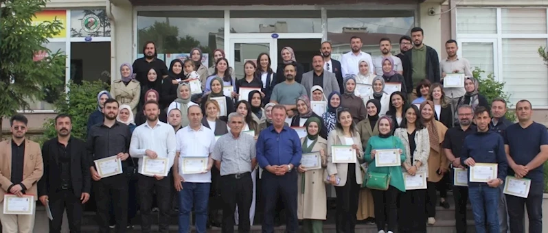 Demirözü’nde 63 eğitimciye başarı belgesi verildi
