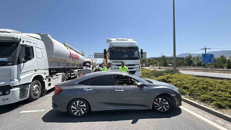 Tır, otomobili 60 metre sürükledi: Şans eseri yaralanan olmadı
