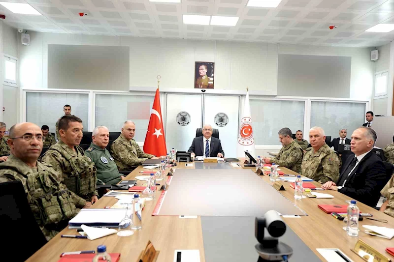 Bakan Güler İran sınır hattında incelemelerde bulundu
