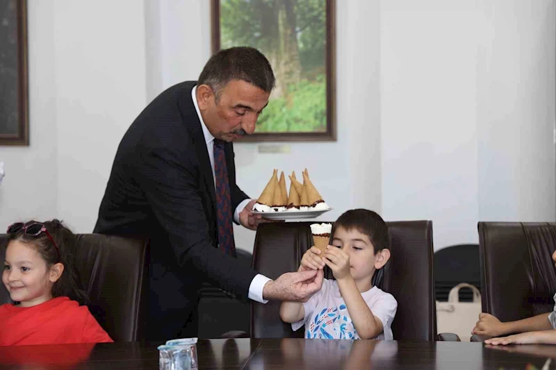 Valiyle dondurma yeme hayali kuran minikler unutulmaz bir gün yaşadı
