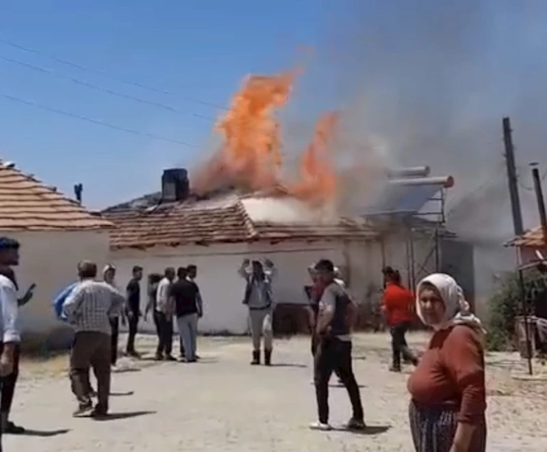 Yemek yapmak için yaktığı ateş evini ve damını küle çevirdi

