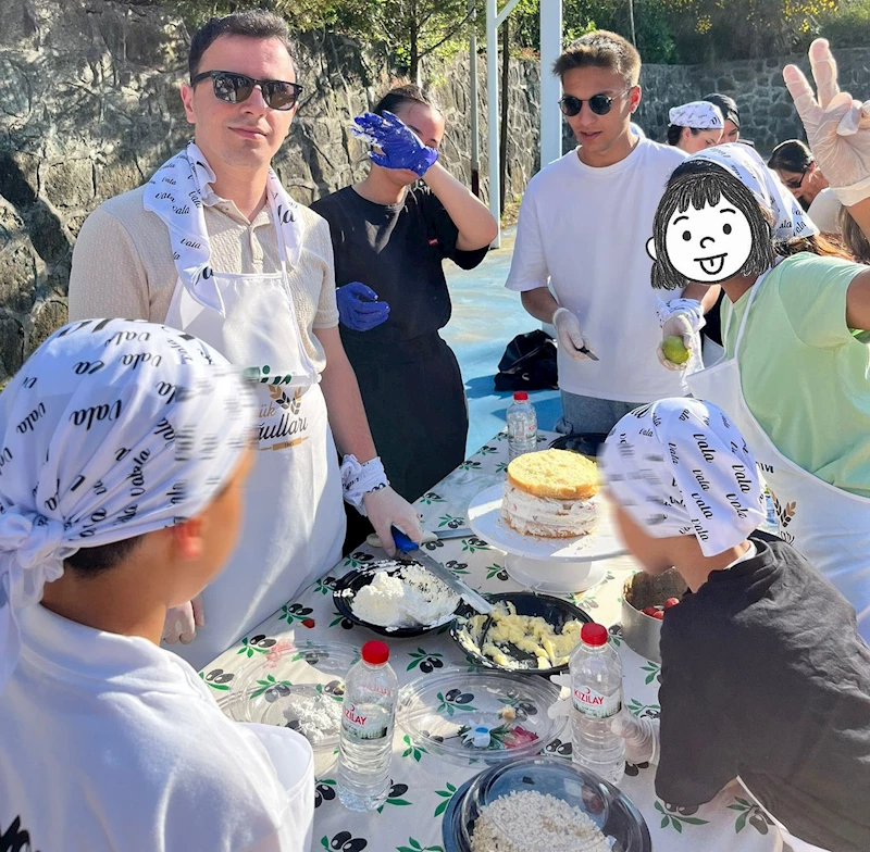 Çocuk yuvasında kalan minikler, üniversiteliler ile pasta yapmayı öğrendi
