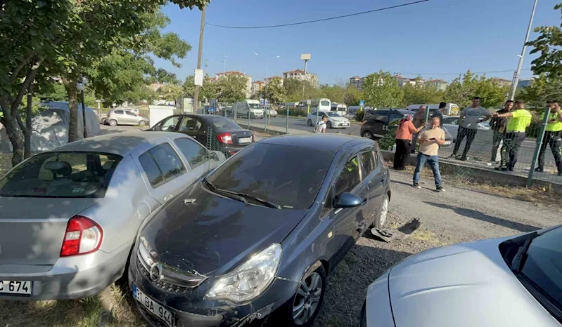 Tırın çarptığı otomobil site bahçesine uçtu: 2 yaralı
