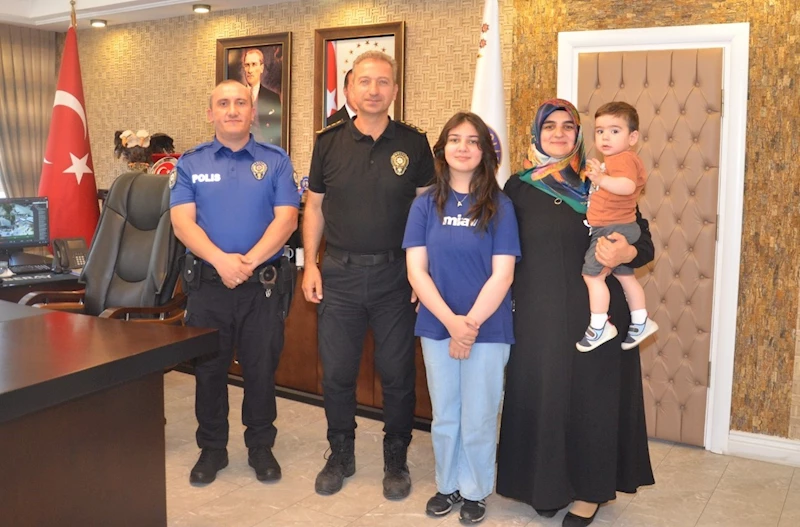 Emniyet Müdürü Saraç’tan bursluluk sınavı birincisi polis çocuğu Ayşenur’a hediye
