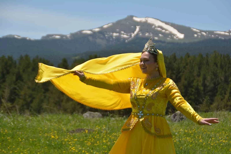 Kars’ta çiçekler arasında Kafkas Dansı, görenleri mest etti
