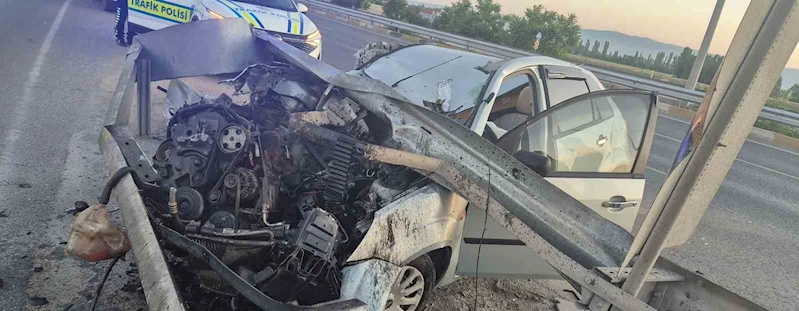 Bariyere çarpan otomobil hurdaya döndü
