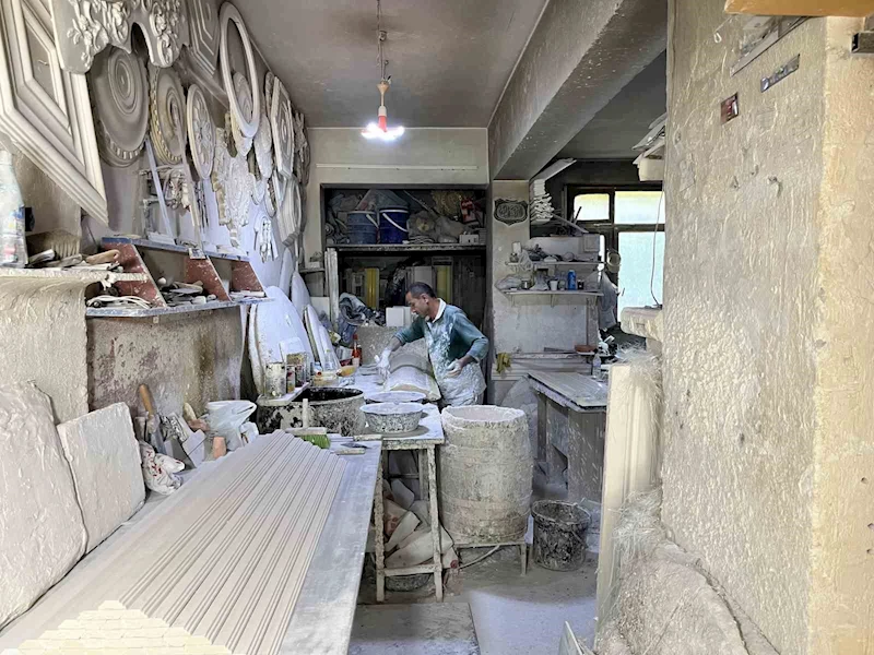 37 yıldır alçıyı sanat eserine dönüştürüyor
