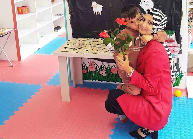 Birsen öğretmen gerçekleştirdiği etkinliklerle herkesin takdirini kazandı
