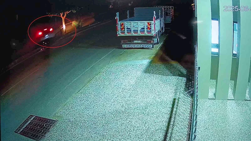Otomobil refüjdeki ağaca çarptı, sürücü yaralandı
