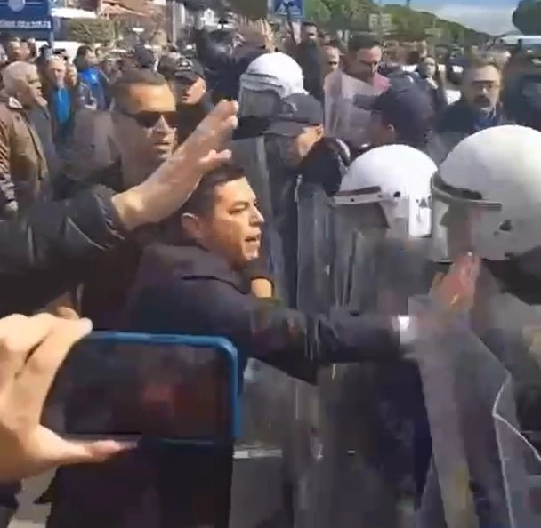 Polis barikatına saldıran CHP’li başkana kamu davası
