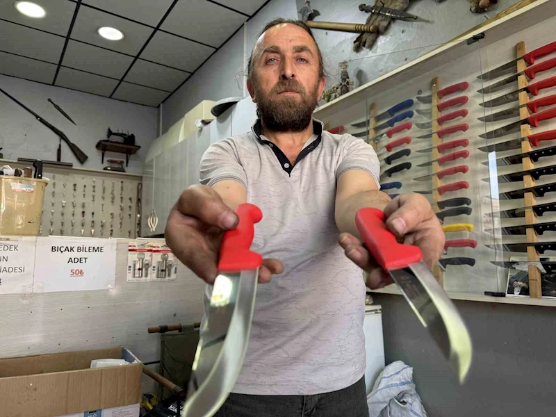 Kurban en rahat çelik bıçakla kesiliyor
