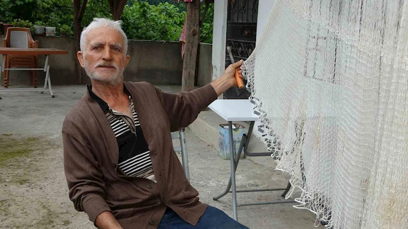 Koyunları otlatırken öğrendi: 61 yıldır balık ağı örüyor
