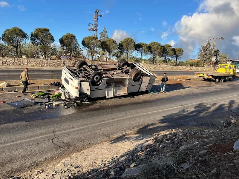 Tarım işçilerini taşıyan servis midibüsü ters döndü: 25 yaralı
