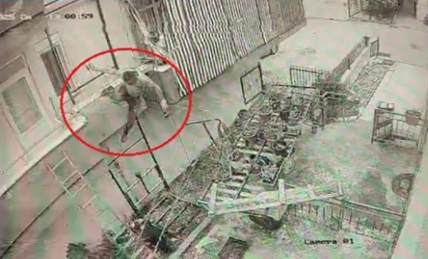 Yük asansörü kurulumu yapan ustanın iskeleden düşme anı kamerada
