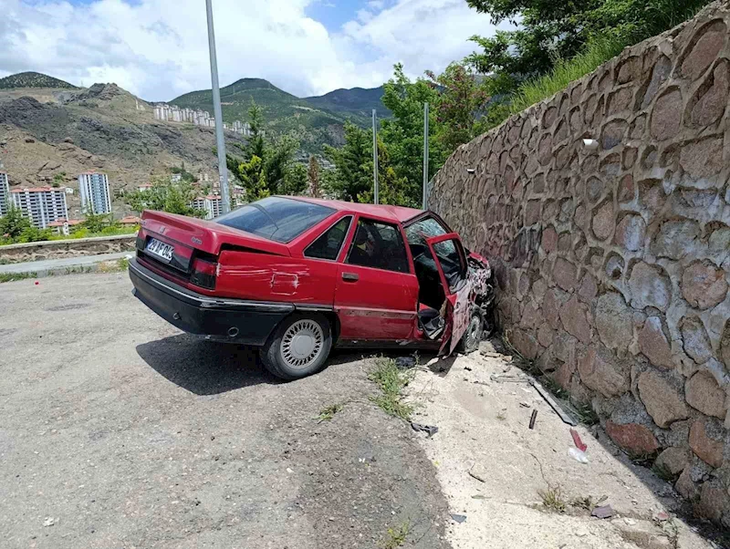 Gümüşhane’de otomobil duvara çarptı: 2 yaralı
