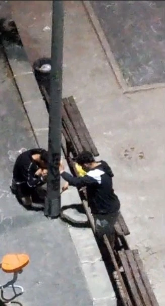 Sultangazi’de gençler aydınlatma direğini kırarak elektriği kesmeye çalıştı
