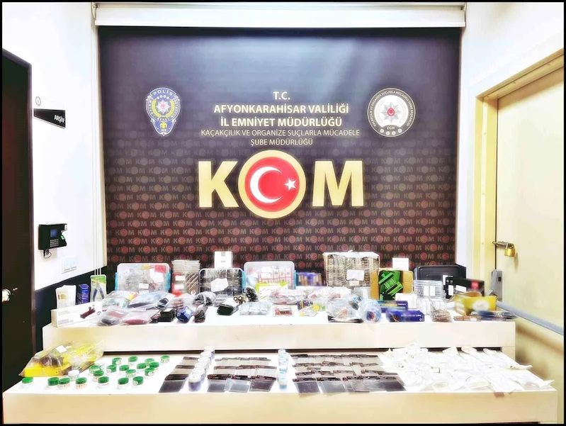 Polis binlerce kaçak cep telefonu aksesuarı ele geçirdi
