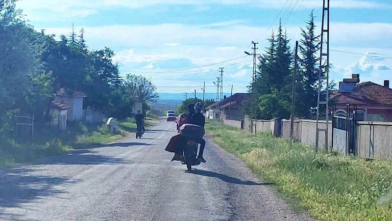 Motosikletle tehlikeli yolculuk cep telefonu kamerasına yansıdı
