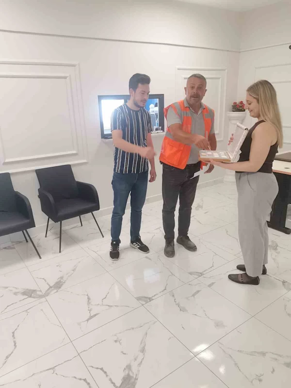Vergi borcunu ödemeye gelen mükelleflere çikolatalı karşılama
