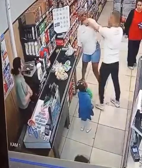 Esenyurt’ta bir adam, kasa sırasında tartıştığı kadına saldırdı; o anlar kamerada

