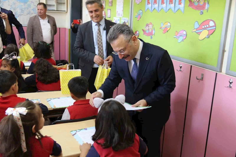 Vali Aksoy, öğrencilerin karne sevincine ortak oldu
