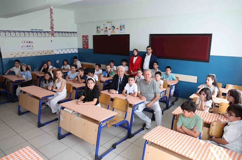 Başkan Bozbey, öğrencilerin karne sevincine ortak oldu

