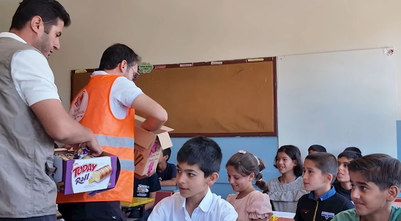 Siverek’te öğrencilere karne gününde dondurma ve kek ikram edildi
