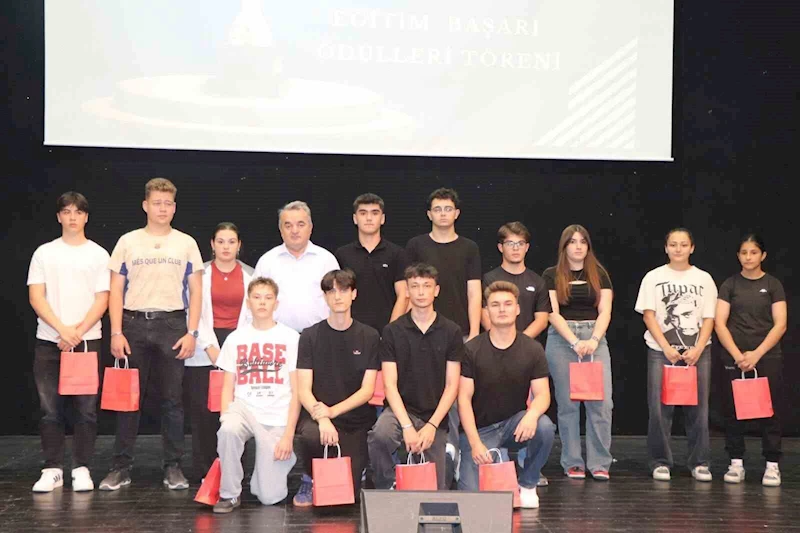 Bozüyük’te ’Eğitimde Başarı Ödülleri’ sahiplerini buldu
