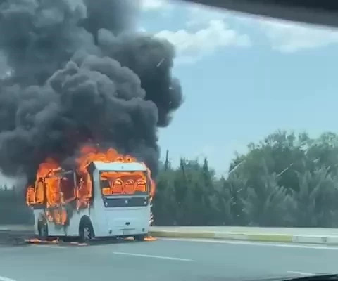 Alevlere teslim olan yolcu minibüsü küle döndü
