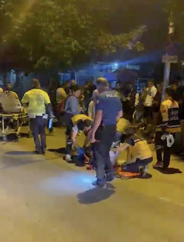 Motorsiklet yayalara çarptı: 1’i çocuk, 3 yaralı
