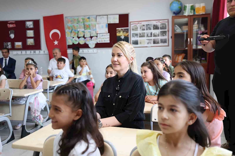 Başkan Doğan miniklerin karne gününde yalnız bırakmadı
