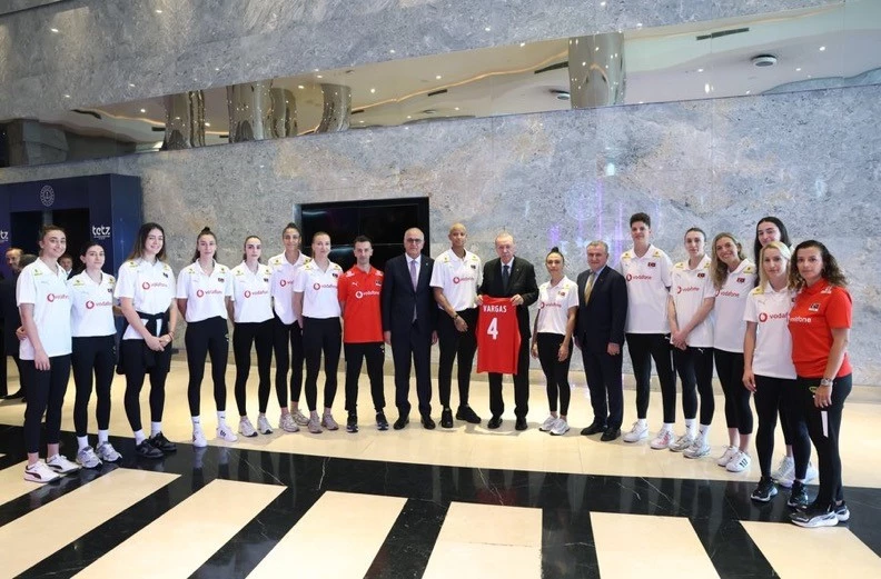 Cumhurbaşkanı Erdoğan, A Milli Kadın Voleybol Takımı ile bir araya geldi
