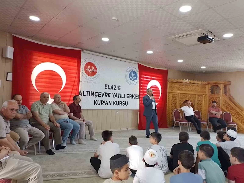 Kur’an kursunda karne ve ödül sevinci
