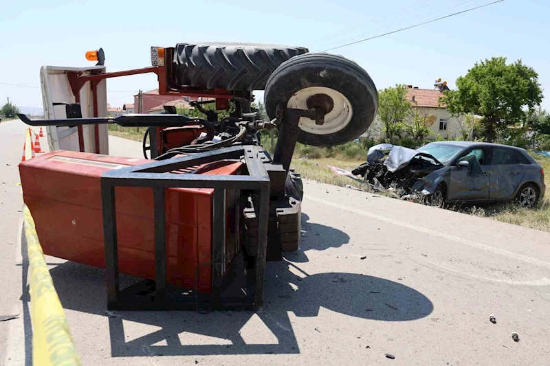 Traktör ile otomobil çarpıştı: 4 yaralı
