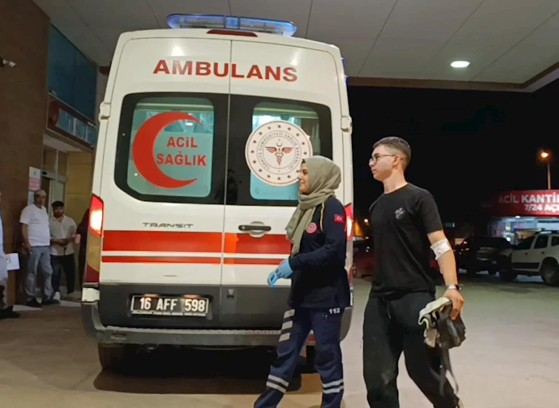 Motosiklet sürücüsü aracın altına girdi: 1 yaralı
