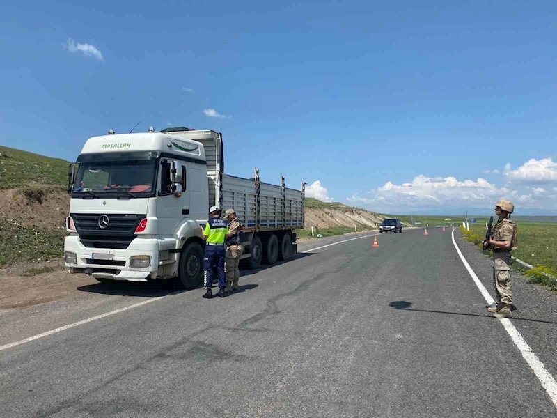 Kars’ta 32 ekip, 98 jandarmanın katımlıyla uygulama
