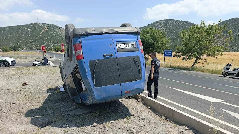 Takla atan araç içerisinde sıkışan sürücü itfaiye ekipleri tarafından çıkarıldı
