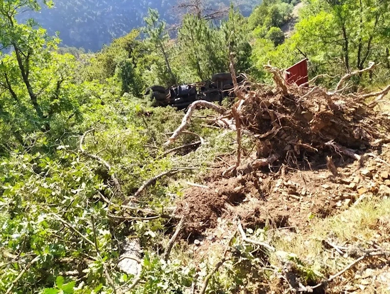 Nallıhan’da freni boşalan itfaiye aracı uçuruma yuvarlandı

