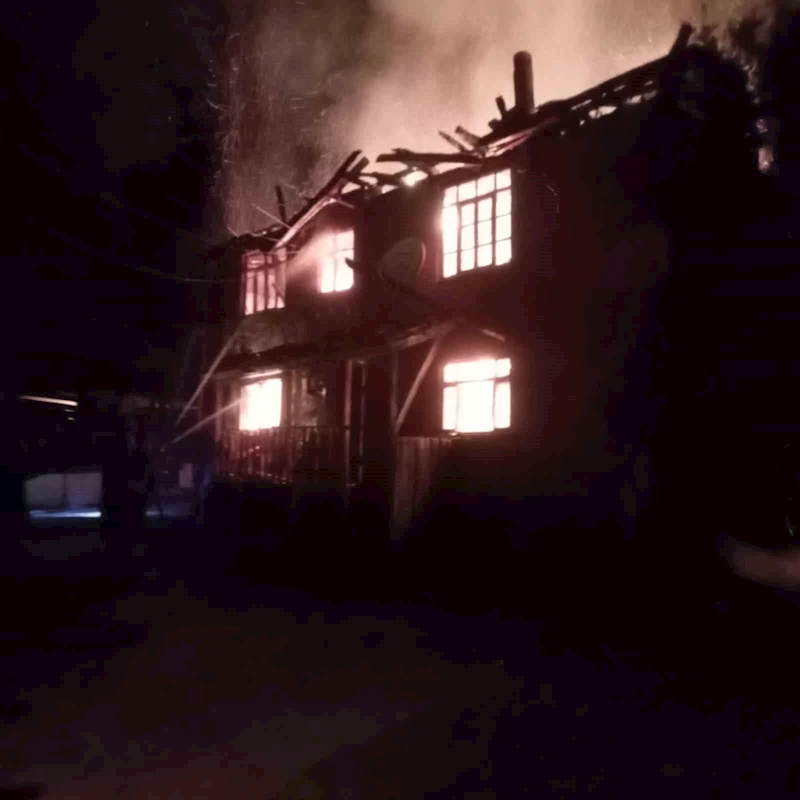 Kastamonu’da iki katlı ahşap ev, çıkan yangında küle döndü
