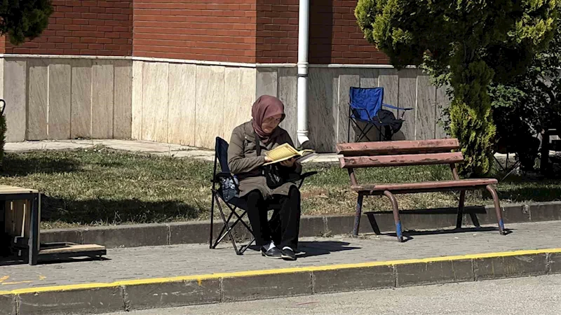 İkinci oturum için adaylar ter döktü, aileler dualarla bekledi
